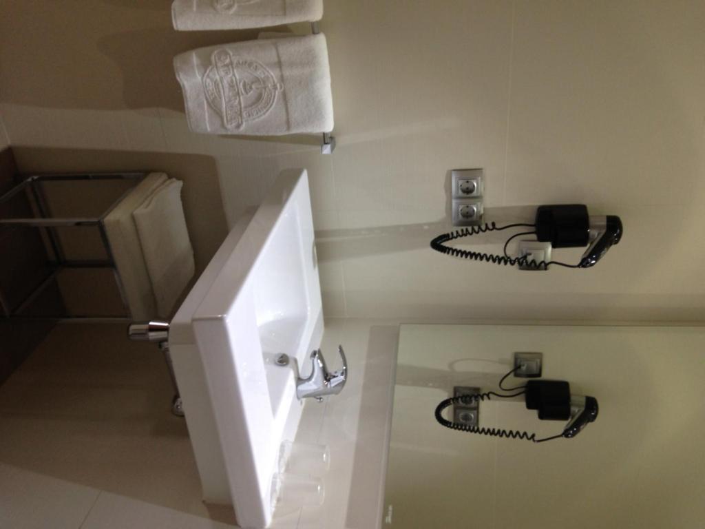 Hotel Adelma Hoznayo Bilik gambar